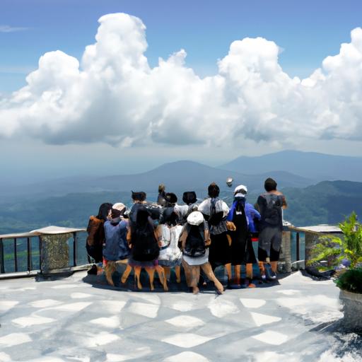 Đoàn khách tham quan tại đỉnh Bà Nà Hills