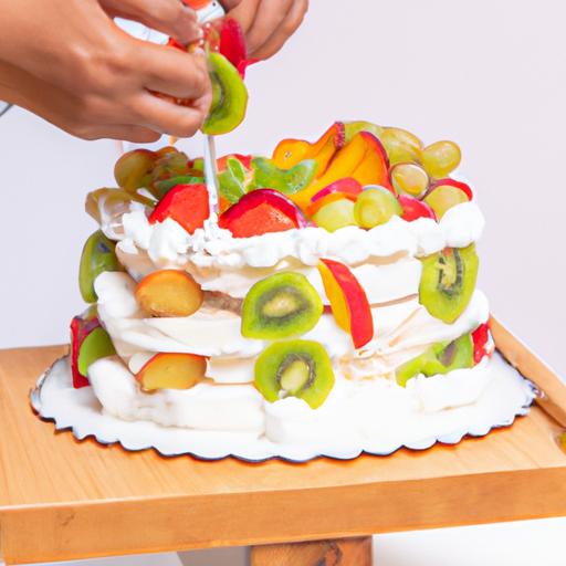 Người đang thêm các loại topping vào một chiếc bánh ngon nhìn rất hấp dẫn với trái cây tươi và kem.