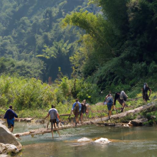 Nhóm du khách băng qua cây cầu tre trên dòng sông Nho Quế