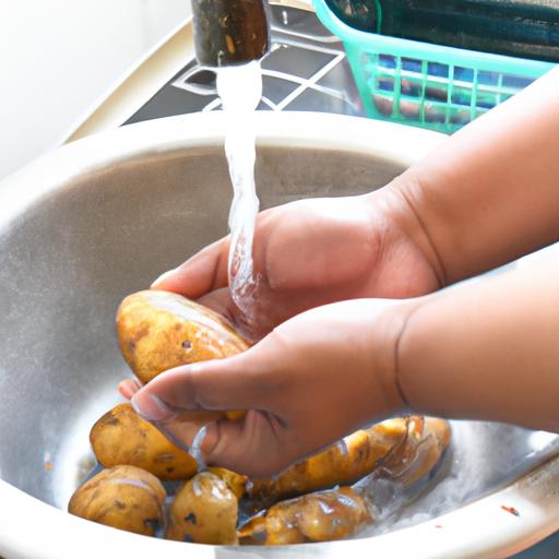 Người đang rửa sạch và gọt vỏ khoai tây để chuẩn bị cho món xào.