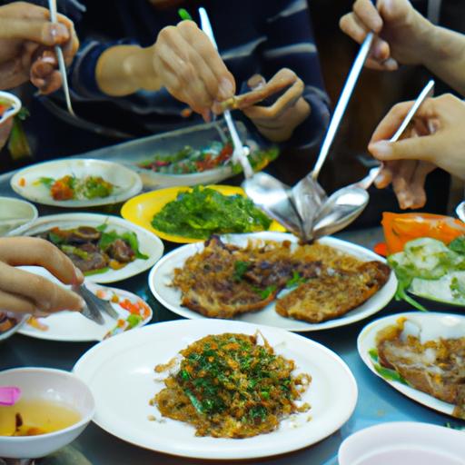 Gia đình và bạn bè thưởng thức các món ăn địa phương tại nhà hàng nổi tiếng Lạng Sơn
