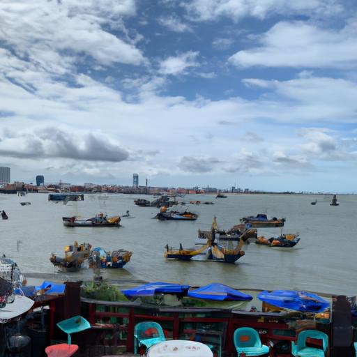Quán hải sản sôi động với khung cảnh đẹp của cảng biển Hải Phòng