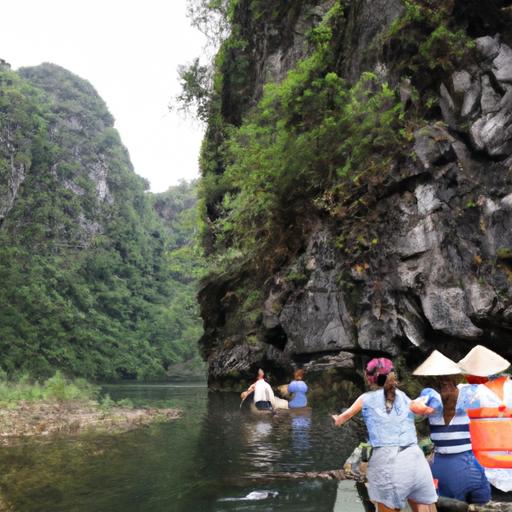 Đoàn khách tham quan đang ngắm nhìn những vách đá vôi đáng kinh ngạc ở Tràng An