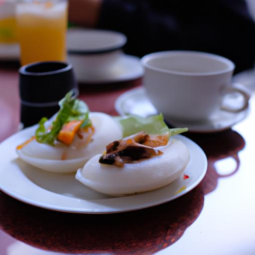 Một đĩa bánh căn nóng hổi tại một quán ăn sáng phổ biến.